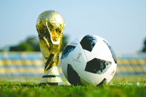 2026世足赛程-王者归来！Doinb首场状态爆棚，MAD观众沸腾